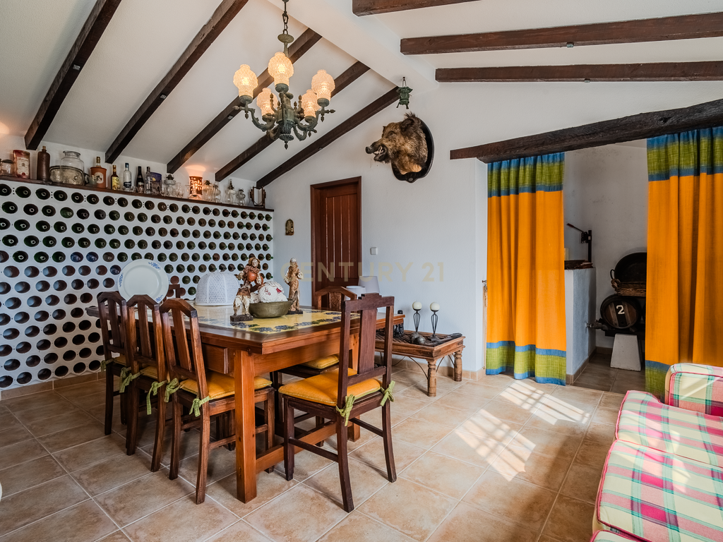 Luxuosa Moradia Isolada com jardim Privado na Venda do Pinheiro - Image 28